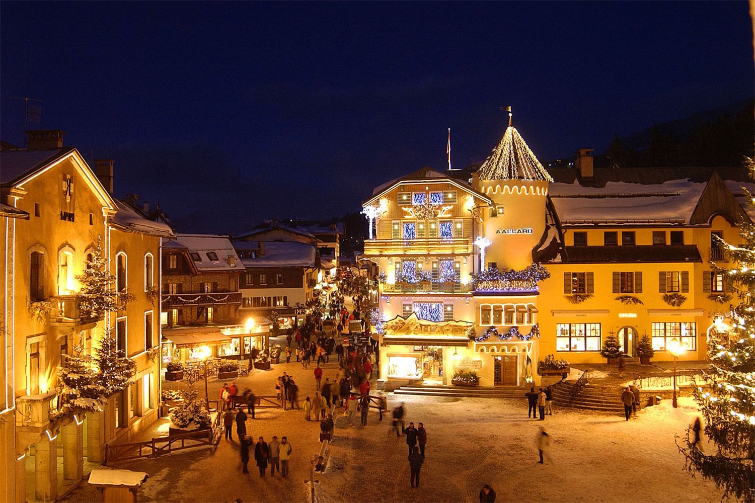 Place du village de Megève la nuit